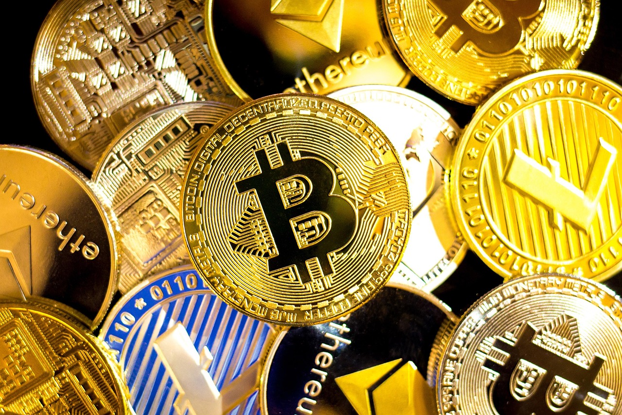 鲍威尔粉碎降息希望、美股遭遇猛烈抛售！比特币一度逼近8.3万美元