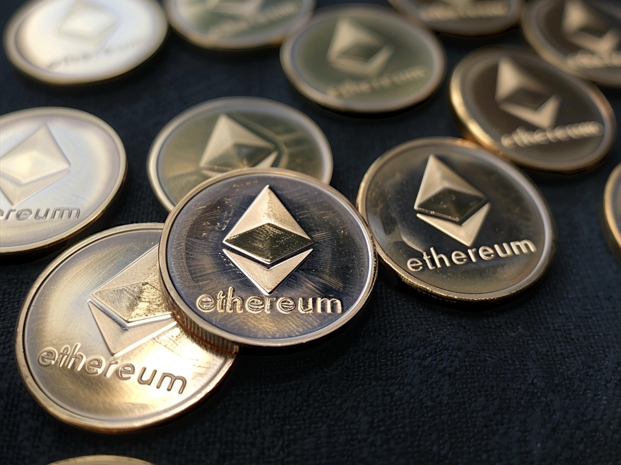 黄金再飙新高！数据：比特币通常在100~150天内跟进拉涨